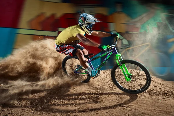 Agresif dönüşler ile Biker sürme