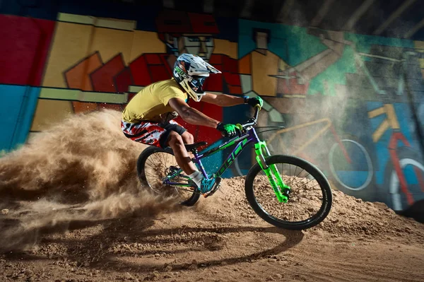 Moscow, Russia - August 8, 2017: Biker riding with aggressive turns. Mountain Bike cyclist riding pump track. Rider in action at mountain bike sport. Cool athlete cyclist on a bike. MTB biking. — Stock Photo, Image