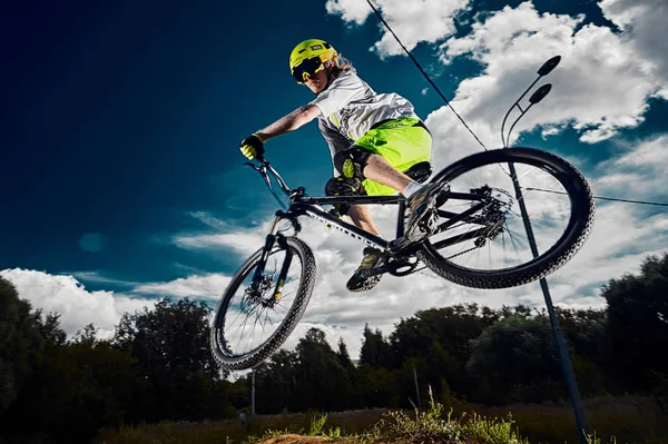 Atlama ve anında bir dağ bisikleti