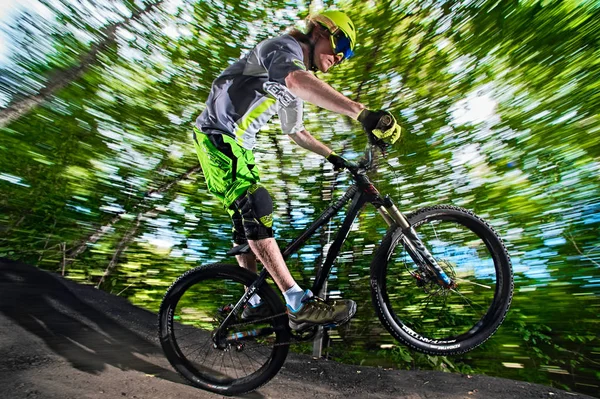Mountainbike cyklist gör wheelie stunt på en MTB cykel — Stockfoto