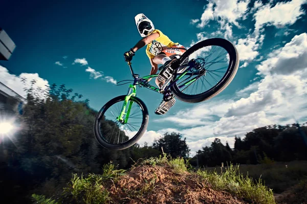 Skakać i latać na rower górski — Zdjęcie stockowe