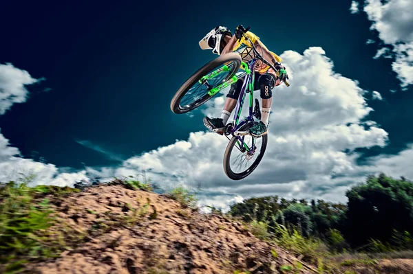 Ugrani, és repülni egy mountain bike — Stock Fotó
