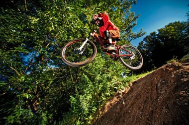 Atlama ve anında bir dağ bisikleti.