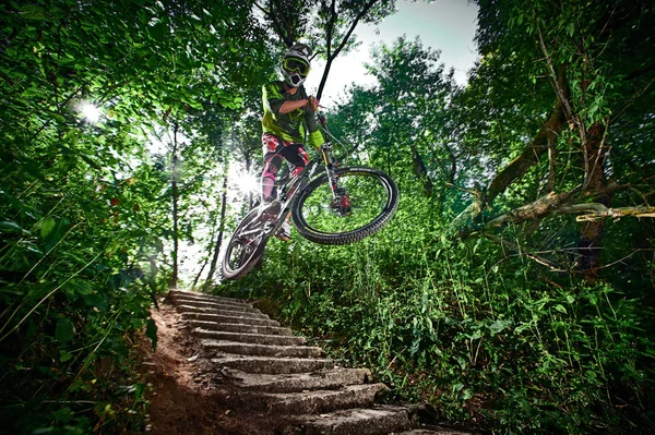 Melompat dan terbang di atas sepeda gunung . — Stok Foto