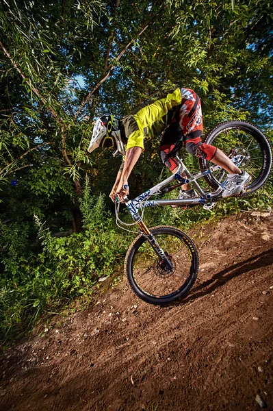 Mountainbike wielrenner gereden op het voorwiel — Stockfoto