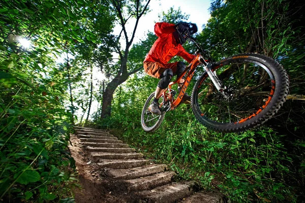 Atlama ve anında bir dağ bisikleti.