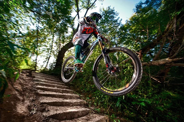 Salta e vola in mountain bike . — Foto Stock