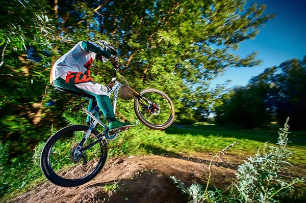 Springen en vliegen op een mountainbike — Stockfoto