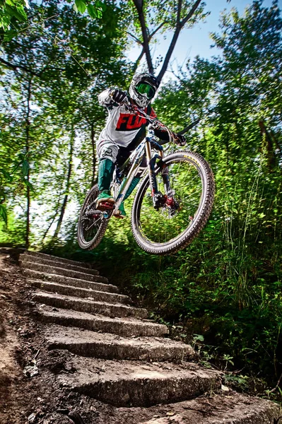 Springen en vliegen op een mountainbike. Biker paardrijden in bos. — Stockfoto