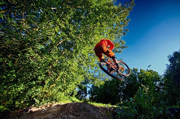 Springen en vliegen op een mountainbike — Stockfoto