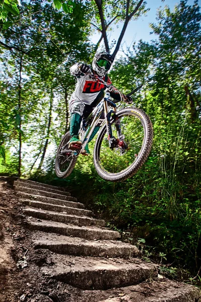 Hoppa och flyga på en mountainbike — Stockfoto