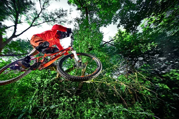 Saltar e voar em uma bicicleta de montanha — Fotografia de Stock