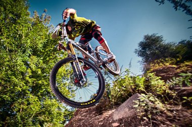 Atlama ve açık bir dağ bisikleti üzerinde uçmak