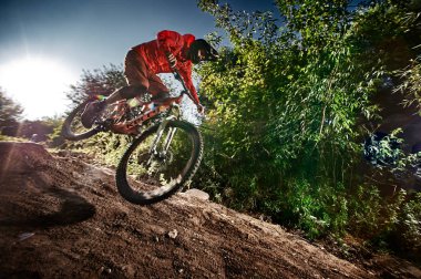 Dağ bisiklet bisikletçi off road at binme