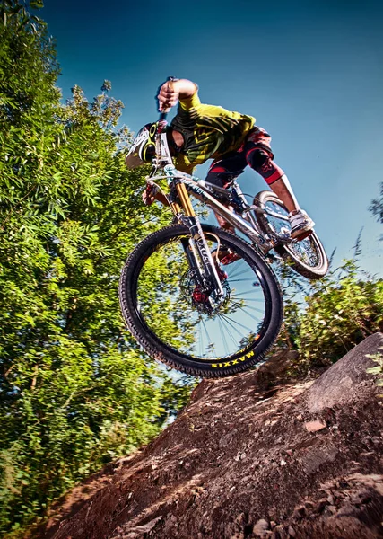 Springen en vliegen op een mountainbike in buiten — Stockfoto