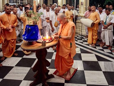 Hindu rahip tulasi Puja yapıyor