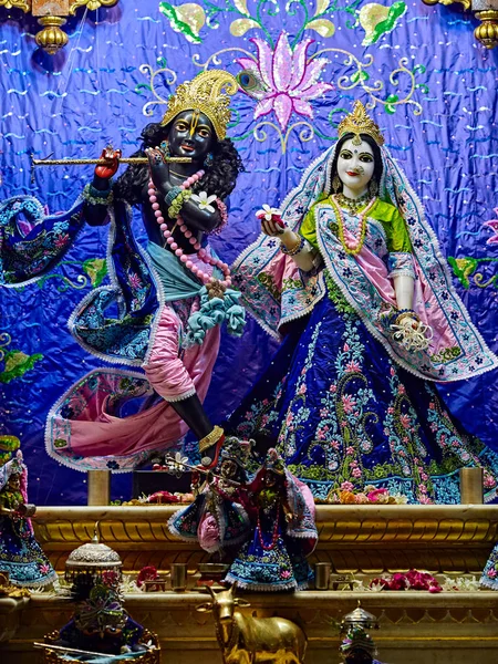 Tanrılar Sri Krishna Balaram mandire Vrindavan Tapınağı içinde — Stok fotoğraf