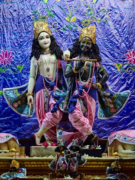 Tanrılar Sri Krishna Balaram mandire Vrindavan Tapınağı içinde — Stok fotoğraf