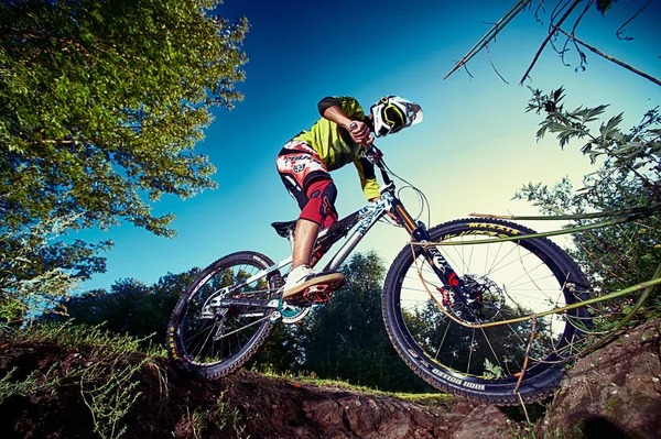 Moscow, Russia -  August 31, 2017: Mountain bike cyclist doing s — Stock Photo, Image