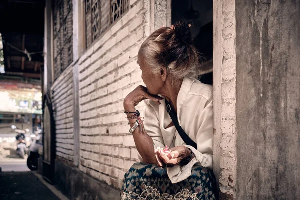 Bali, Indonésie - 16. listopadu 2019: Senior Japanese woman sitting on — Stock fotografie