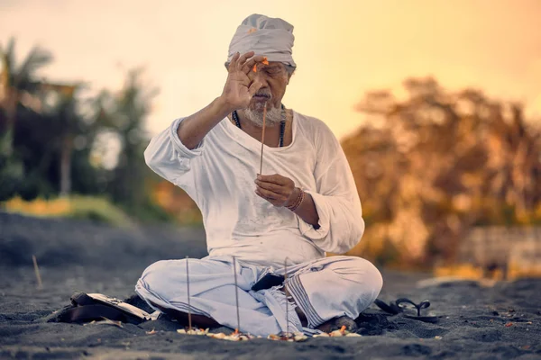 Бали, Индонезия - 12 декабря 2019 года: Старый местный балиец в медитации — стоковое фото
