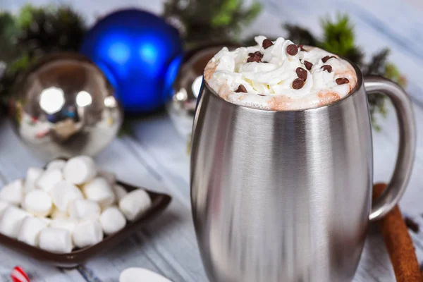 Krem Tepesi ve paslanmaz çelik fiş ile sıcak çikolata 