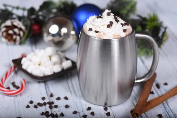Chocolate quente em copo de aço inoxidável com decorações de Natal — Fotografia de Stock