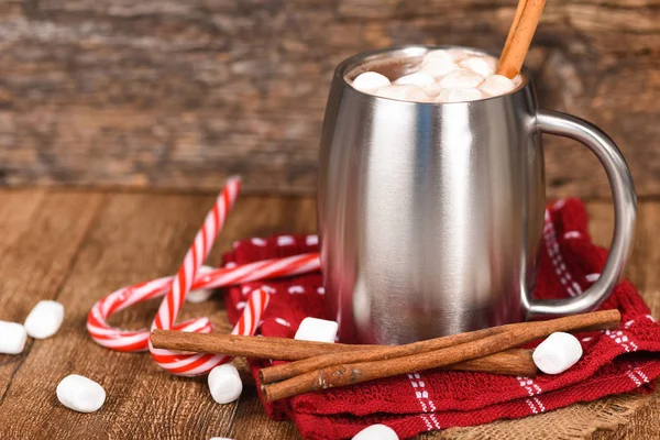 Chocolate quente em copo de aço inoxidável de prata . — Fotografia de Stock