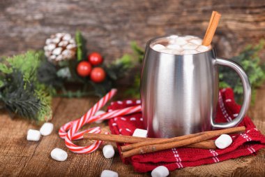 Gümüş paslanmaz çelik Kupası Noel dekorasyonu ile sıcak çikolata