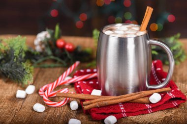 Gümüş paslanmaz çelik Kupası Noel dekorasyonu ile sıcak çikolata