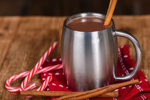 Chocolate quente simples em copo inoxidável com paus de canela — Fotografia de Stock