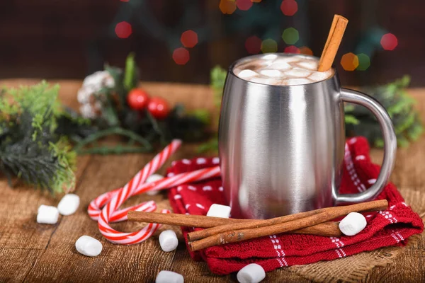 Chocolate quente em copo de aço inoxidável prata com decoração de Natal — Fotografia de Stock