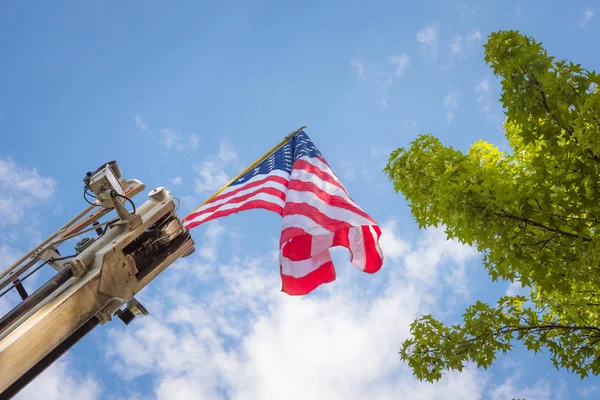 Patrząc na amerykańską flagę wiszące od wóz strażacki — Zdjęcie stockowe