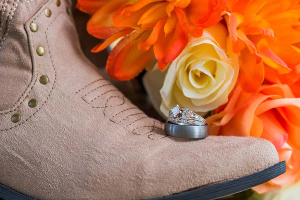 Alyans üstünde çizme içinde belgili tanımlık geçmiş çiçekli döşeme