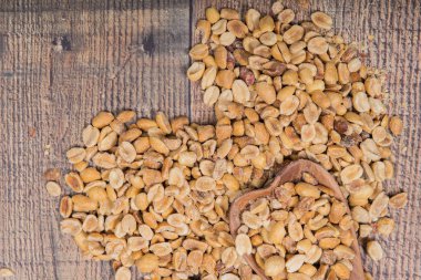 Kalp şeklinde yığın tahta kaşıkla fıstık