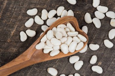 Tahta kaşıkla Lima fasulye