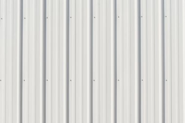 Hafif gri metal gölgeler ile dış cephe kaplaması