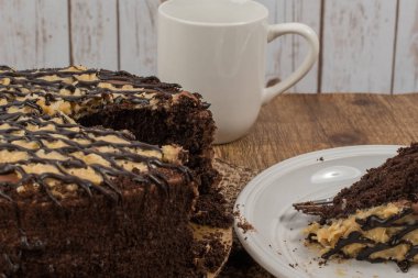 Çikolatalı pasta dilimlenmiş