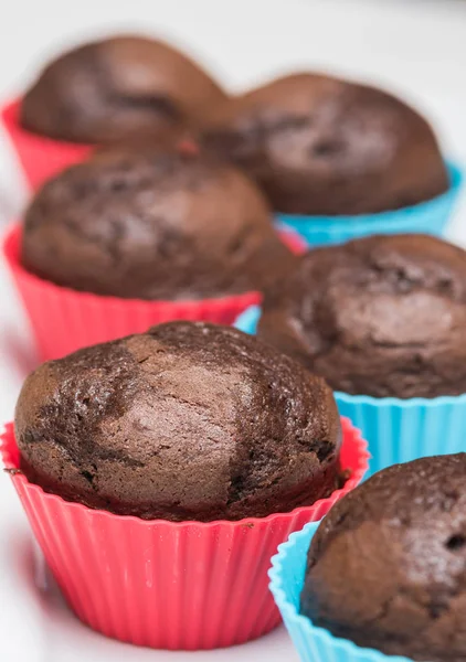 Frisch gebackene Cupcakes in Silikon-Backformen — Stockfoto