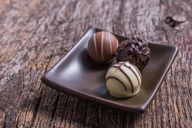 Bir tabakta düzenlenmiş truffles. 