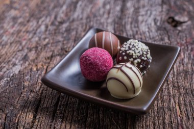 Bir tabakta düzenlenmiş truffles. 