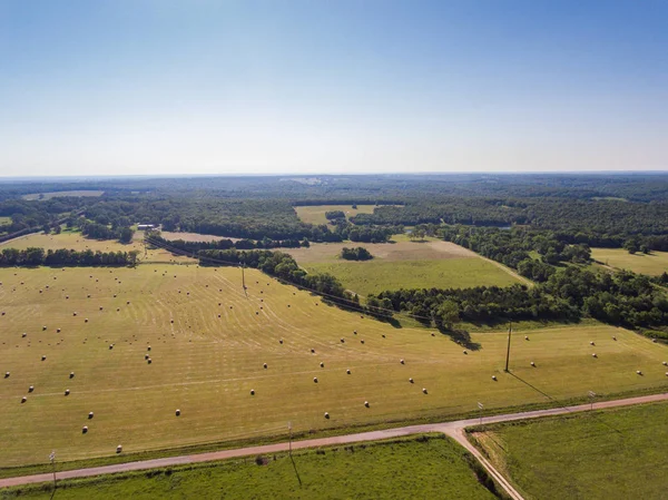 Midwest arazi ile saman balya havadan görünümü