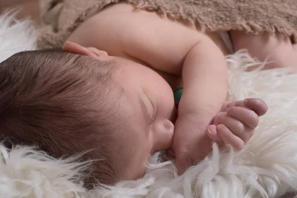 Yeni doğan bebek beyaz bulanık battaniyeye uyur