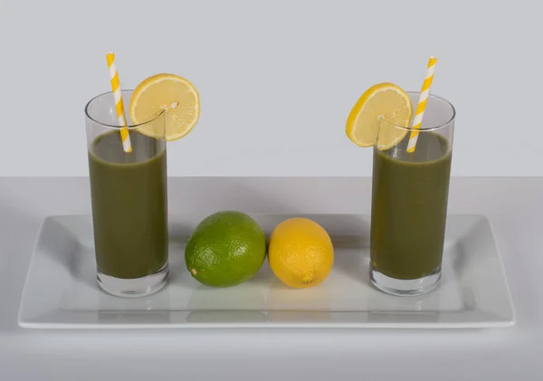 Зеленый коктейль с лимоном и лаймом — стоковое фото