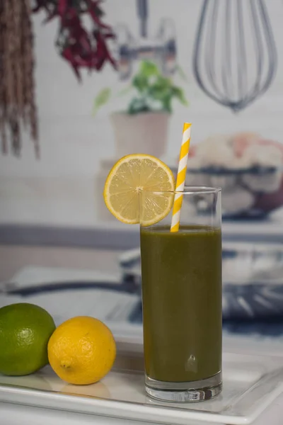 Batido de batido verde bebida en un entorno de cocina —  Fotos de Stock