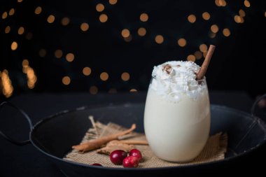 Yumurta nog çuval bezi ile rustik tepsisinde