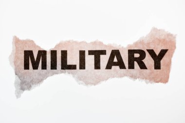 Kağıt üzerinde beyaz izole yırtık eski askeri kelime.