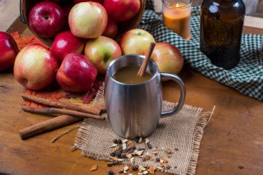 Elma elma ve otlar ile ahşap sepetten dökülmesini 