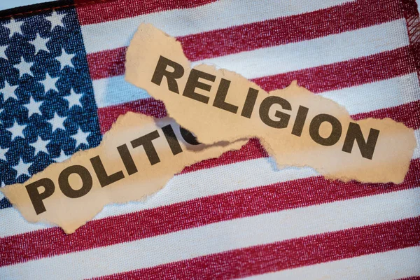 La palabra religión que pone sobre la palabra política en una F americana —  Fotos de Stock