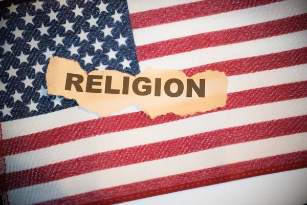 Religia na Stary papier rozdarty r. na szczycie Flaga Amerykańska — Zdjęcie stockowe